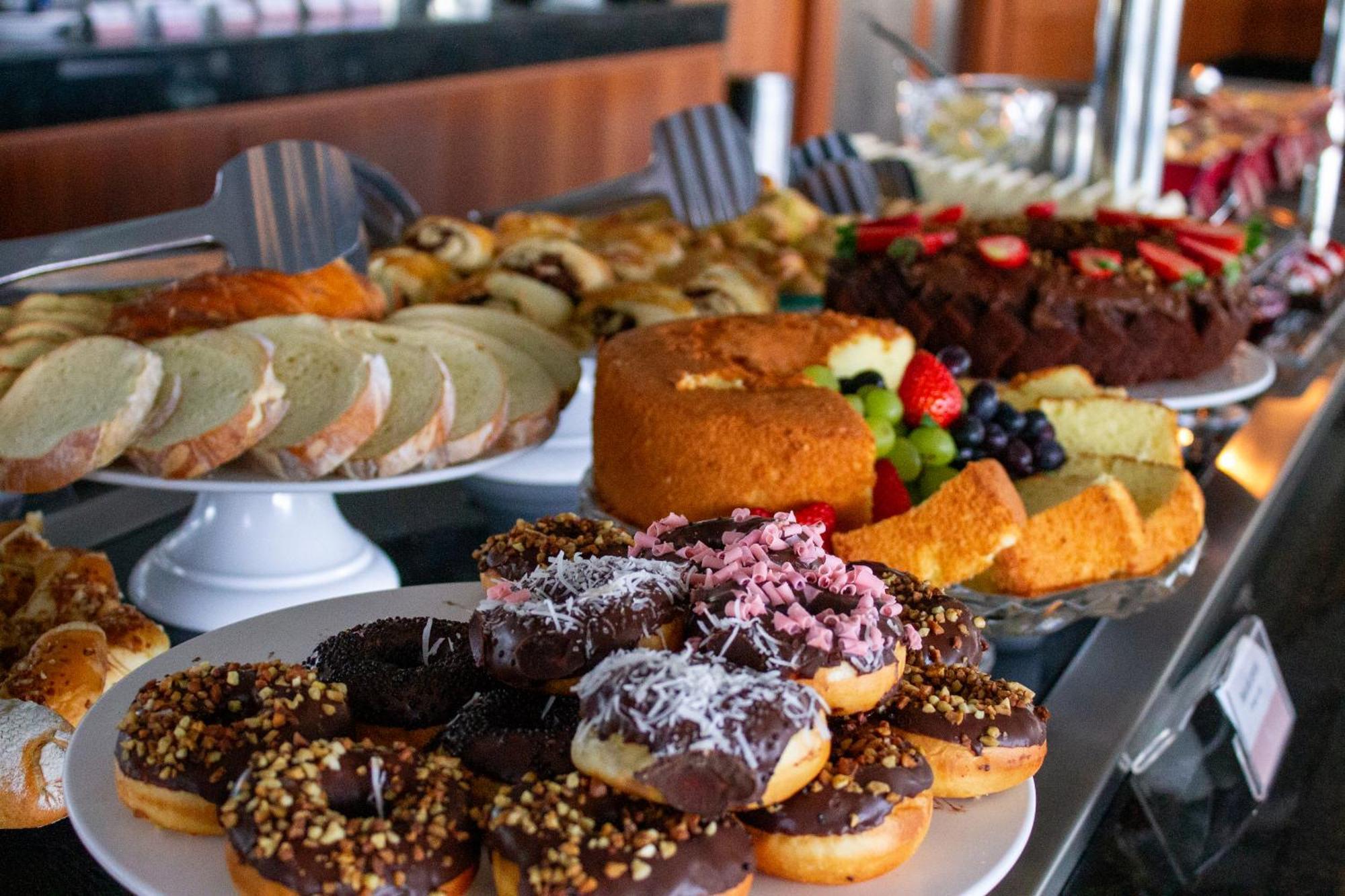 Hotel Senac Ilha Do Boi Vitória Exterior foto A selection of cakes